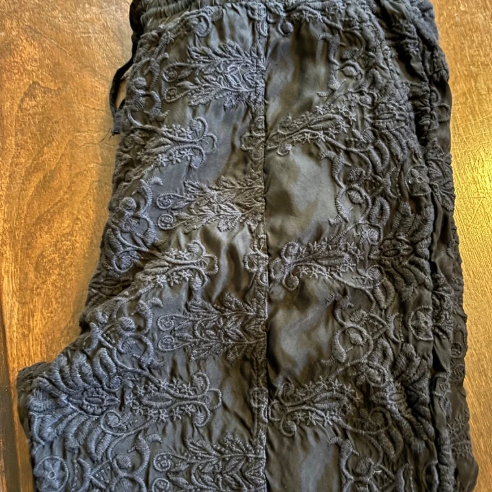 JOHNNY WAS CROPPED EMBROIDERED CARGO JOGGER PANTS - SZ XL - EUC - Picture 2 of 13